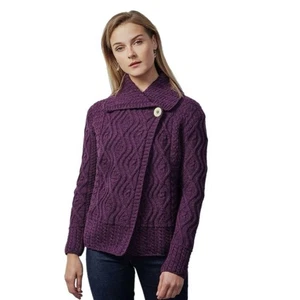 Blarney Aran Originals Neu mit Etikett Fiona One Button lila 100 % Merinowolle Strickjacke M - Bild 1 von 10