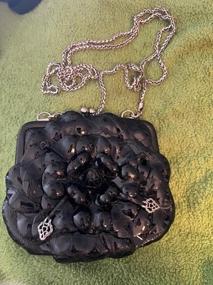 Mini bolso sin asas con cadena BRIGHTON de cuero negro flor Rosalie Foto 1 de 4