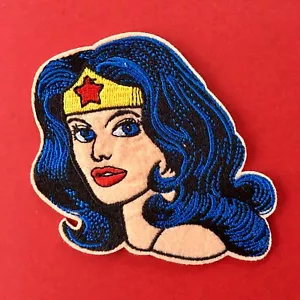 WONDERWOMAN DC FUMETTO PERSONAGGIO SUPEREROE RICAMATO APPLIQUÉ TOPPA CUCIRE FERRO SU - Foto 1 di 1