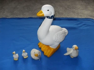 1 große Gans 30 cm und 4 kleine Gänse aus Tonkeramik für Dekoration aus Nachlass - Bild 1 von 3