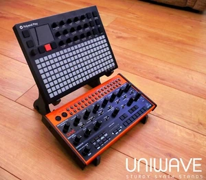 UNIWAVE Polyend Play / Synth / Tracker + Behringer Crave VALCHROMAT Dual Stand - Bild 1 von 4