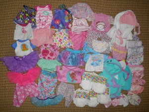 Enorme lotto vestiti bambino vivo abiti top pantaloni pigiama accappatoio cappelli pannolini 44p pls leggi - Foto 1 di 21