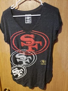 San Francisco 49ers TEAM NFL Camicia da donna grigia con scollo a V grafica, MEDIA - Foto 1 di 3