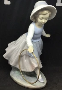 Vintage Nao von Lladrò "Mädchen in Haube läuft spielt mit Reifen" Daisa 1980 - Bild 1 von 9