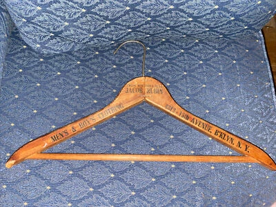 Jacob Rubin, ropa para hombre y niño Brooklyn Nueva York percha de madera Foto 1 de 4