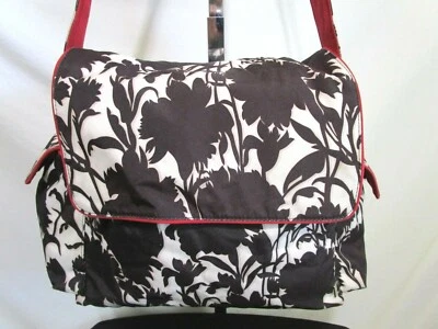 Bandolera grande de nailon con adornos rojos florales Oioi en blanco y negro Foto 1 de 4