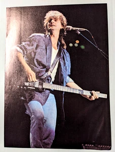 RUSH / GEDDY LEE LIVE / 1980er MAGAZIN GANZSEITE PINUP POSTER AUSSCHNITT (4) - Bild 1 von 3