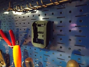 DEWALT AKKUHALTER FÜR PEGBOARDS PASST NICHT AUF DICKE BRETTER - Bild 1 von 15