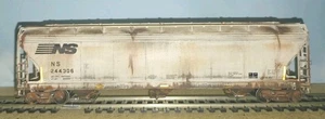 Accurail HO Scale 3-Bay ACF Covered Hopper Norfolk Southern #244306 - WEATHERED - Bild 1 von 12