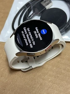 Samsung Galaxy Watch6 SM-R930 40mm Boîtier en Aluminium Doré avec Bracelet Sport Crème... - Photo 1 sur 4