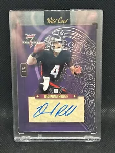 Desmond Ridder NFL 2023 Wild Card 7 borchie viola auto #/6 firma Atlanta - Foto 1 di 2