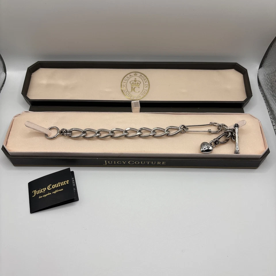 Pulsera de iniciación con pasador de seguridad JUICY COUTURE con dije de corazón cierre de palanca plateada Foto 1 de 1
