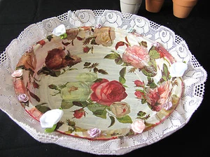 HANDGEMACHTE DEKORATIVE GLASSCHALE ACRYL MEHRFARBIG SPITZE UND SEIDENBLUMEN GESCHENK - Bild 1 von 1