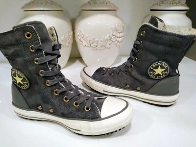 Converse Chuck Taylor All Star Boy's Size 7 Athletic Walking Shoes Insulated  - Photo 1/4