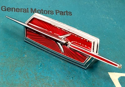 NOS 1973 OLDSMOBILE REGENCY 98 HEADER PANEL GRILL EMBLEM ORNAMENT 73 74 GM TRIM Foto 1 de 4