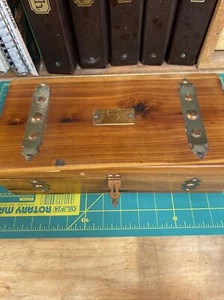 Caja de botella de perfume/caja de artículos de tocador vintage de madera antigua de latón, coleccionable - Imagen 1 de 9