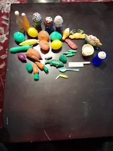 Lotto 33 Cibo Gioco Plastica Frutta, Verdura e Accessori Vintage Stampati - Foto 1 di 9