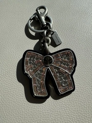 Llavero con dije de arco de cristal Coach Foto 1 de 4