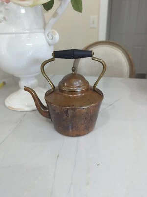 Tetera vintage de cobre con mango de madera Douro B&M hecha en Portugal  Foto 1 de 4
