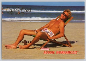Postal Aussie Workaholic Hombre Desnudo Playa Cubiertas Auto con Revista Humor - Imagen 1 de 1