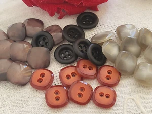 Lot 30 petits boutons vintage panaché gris noir marron 1,2 à 1,4 cm ref 5065 - Picture 1 of 5