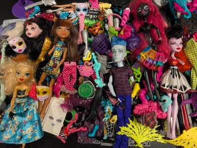 Monster High Lote de Repuesto Enormes Zapatos Ropa Accesorios Muñecas Tatuajes Foto 1 de 4