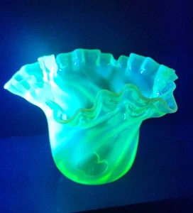 Antique vaseline Uranium Glass Light Shade - Picture 1 of 8