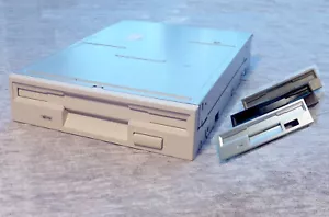 Internes 880kB Disketten Laufwerk für Amiga 2000 - 4000 - Bild 1 von 1