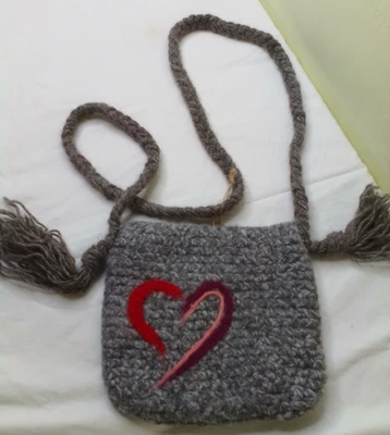 Cartera de fieltro de lana hecha a mano con correa bandolera Foto 1 de 3