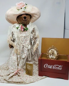 Oso de peluche hembra Coca-Cola Heirloom con caja y retrato - Imagen 1 de 6