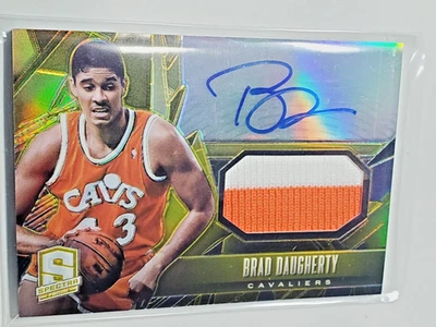 Parche de camiseta autógrafo Brad Daugherty 2013-14 Spectra Gold Prizm 9/10 #49 automático Foto 1 de 4