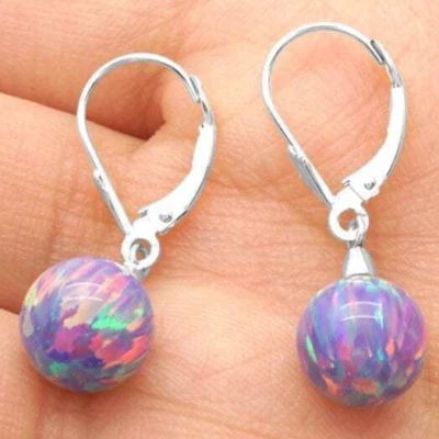 Pendientes colgantes de oro blanco de 14K con forma de bola de ópalo de fuego púrpura de 9 mm Foto 1 de 4
