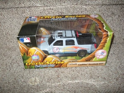 NEW Ertl Collectibles NY YANKEES CADILLAC ESCALADE EXT Cruzin Series 8" LONG - Image 1 of 4