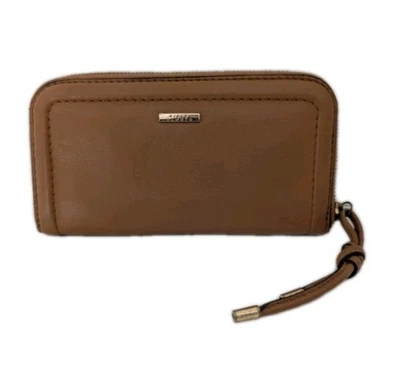 Cartera de cuero Vince Camuto para mujer con cremallera alrededor de coñac  Foto 1 de 4