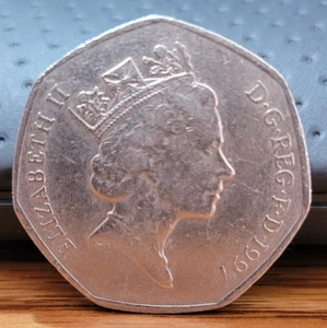 2 1997 GREAT BRITAIN QUEEN ELIZABETH II 50 NEW PENCE KM 940.1 - Picture 1 of 5