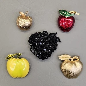 Vintage Apfel Brosche Lot 5 Coro Napier Emaille schwarz Strass Erdbeere Obst - Bild 1 von 23