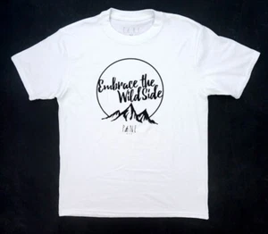 CAMISETA PARA HOMBRE NUEVA CON ETIQUETAS PINE OUTFITTERS BLANCA ABRAZA THE WILDSIDE ESTAMPADO TALLA MEDIANA - Imagen 1 de 3