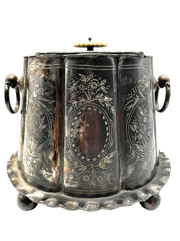 Antigua caja de barril de galletas enchapada en plata turca ornamentada de alrededor de 1800 Foto 1 de 4