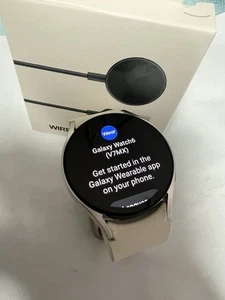 Samsung Galaxy Watch6 SM-R930 40mm silver Aluminum Case with Cream Sport Band... - Photo 1 sur 5