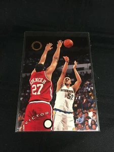 1994-95 Topps Stadium Club #59 Victor Alexander Warriors Test Error Variation  - Bild 1 von 2