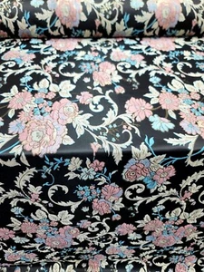 Stoff Meterware Brokat Lavendel Blumen blau und rosa auf schwarzem Jacquard  - Bild 1 von 10