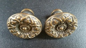 2 antiguas Vict. Perillas redondas estilo latón liso adornadas florales de 1-1/4" dia. #K25 - Imagen 1 de 9