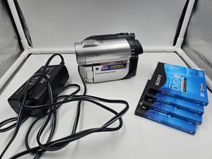 Sony DCR- DVD610 Handycam DVD Camcorder with Charger And Mini Dvds Tested - Picture 1 of 13