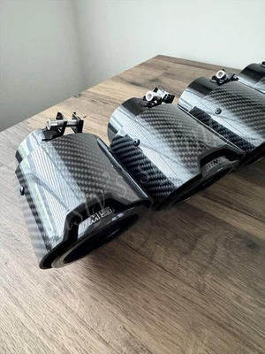 BMW M5 G90 G99 SOLAMENTE, LÁSER M5 LOGO FIBRA DE CARBONO BRILLANTE PUNTAS DE ESCAPE NEGRO BRILLANTE Foto 1 de 4