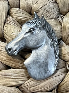 Broche prendedor cabeza de caballo vintage peltre ecuestre hecho en Reino Unido rodeo vaquero - Imagen 1 de 8