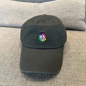 Gorra de béisbol NewJeans x Murakami carbón - Imagen 1 de 8