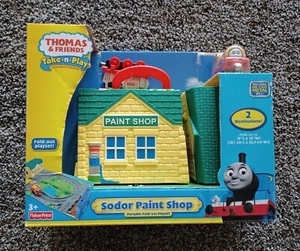 NUOVO CON SCATOLA~THOMAS & FRIENDS TAKE-n-PLAY~NEGOZIO DI VERNICI AI PROFUMI~Set di gioco pieghevole portatile~Bill - Foto 1 di 6