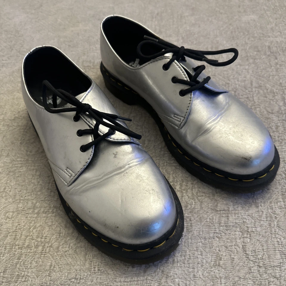 Bota Dr Martens Mujer Talla 10R Plateada Reflectante Cuero Metálico Tobillo Foto 1 de 4