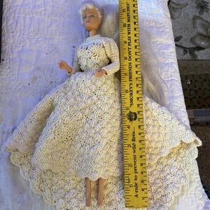 Vintage Vinyl Puppe 11 Zoll blonde blaue Augen 1997 Kind Kore gehäkelt langes Kleid - Bild 1 von 7