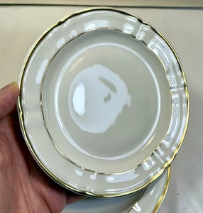 Une plaque latérale Bernardaud Limoges 6-1/4" - Blanc avec bordure dorée - Neuf ancien stock - Photo 1/8